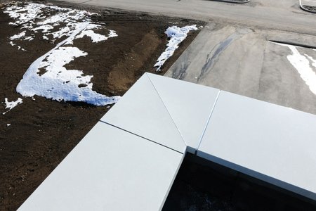 The outer corners of the parapet covering were made to match the profiles.