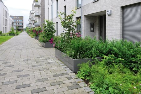 In totaal produceerde de firma Richard Brink 20 verhoogde bedden voor de bouwkavels 4 en 6. Dankzij hun stabiele constructie houden ze de planten en hun potgrond duurzaam stevig vast.