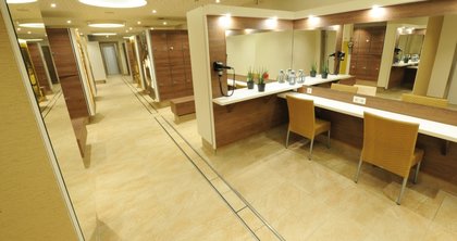 The company Bielefelder Bäder und Freizeit GmbH (BBF) commissioned the refurbishment of the changing rooms and sanitary area at the ISHARA spa. The outcome was a modern space with a pleasant atmosphere.