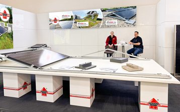 Die Firma Richard Brink präsentierte drei Tage lang auf der Intersolar Europe 2025 in München am Stand A5.630 ihr Sortiment rund um die modular erweiterbaren Solarunterkonstruktionen „Miralux“ mit integrierten Kabelkanälen.  Foto: Richard Brink GmbH & Co. KG