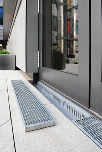 Especially in front of the entrance areas and glass façade of the school canteen, Stabile drainage channels make sure that accumulating water is efficiently drained away.