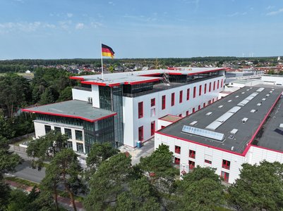 Pünktlich zum Jubiläum wurde der Neubau fertiggestellt. Die Landmarke thront nun über den Dächern der Stadt und ist auch noch aus den umliegenden Anhöhen des Teutoburger Waldes deutlich zu sehen.  Foto: Richard Brink GmbH & Co. KG