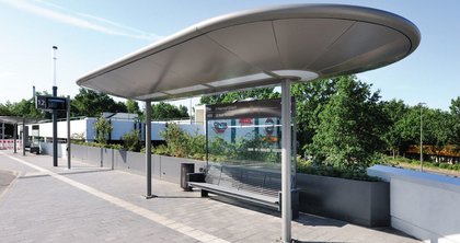 La nouvelle gare routière de Gelsenkirchen offre à ses usagers et aux passants des aménagements clairs, confortables et accessibles à tous avec ou sans  problème de mobilité.