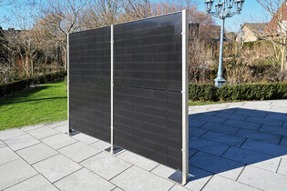 Richard Brink has expanded its range of products to include a new solar fence developed in-house. The panels act not only as privacy and partition elements but also as a green power source.  Photo: Richard Brink GmbH & Co. KG