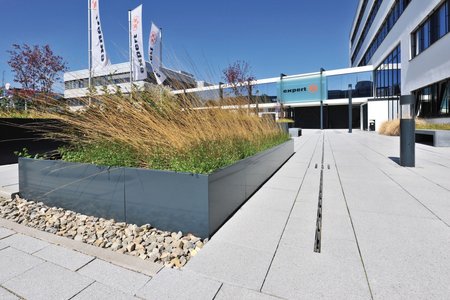 The custom-made planting systems adopt the clear architectural style of the building and are beautifully incorporated into the understated surroundings.