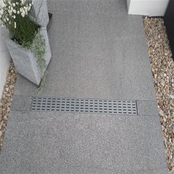 Rost mit schmaler Schlitzperforation  verbaut von Schneider GaLa-Bau GmbH