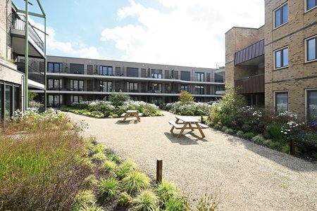 Picknicktische im offen zugänglichen Außenbereich laden in der Wohlfühloase inmitten der Siedlung zwischen großzügigen Beetflächen und modernen Fassaden zum Verweilen ein.        Fotos: Richard Brink GmbH & Co. KG