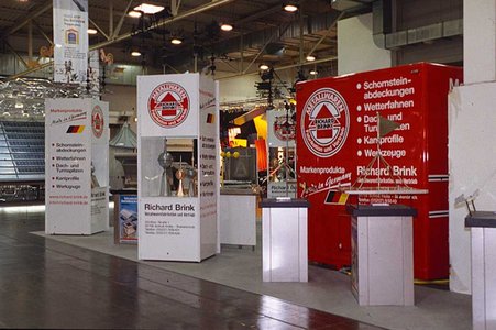 Wachsende Bekanntheit in der Branche erlangt der ostwestfälische Metallwarenhersteller auch durch seine Präsenz auf Messen, beginnend mit der Dach+Wand 1989 in Stuttgart.  Foto: Richard Brink GmbH & Co. KG