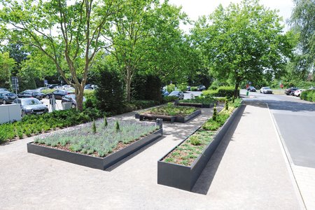 Pour ce projet, le fabricant allemand d’articles métalliques a produit un total de 100 m de parois en aluminium pour créer quatre jardinières hautes.