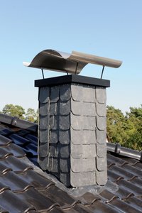 The cover sheet projects out over the shuttering frame by ten centimetres on every side, safely and reliably redirecting precipitation down next to the chimney rather than into it.