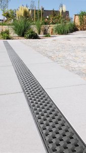 The interwoven, bevelled sections of Prisma diffract the light again and again. They work well with modern outdoor and road design, which the panel of judges for the Red Dot Award recognised when they selected the cast-iron gratings for the award in the “Urban Design” category.