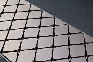 The Gemma designer grating has been honoured with the renowned Red Dot Design Award. The 2025 award marks the fourth time the jury has recognised a grating cover produced by Richard Brink and the second time it has named the company “Best of the Best”.  Photo: Richard Brink GmbH & Co. KG