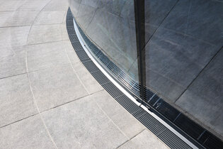 Alongside its broad range of standard products, the company Richard Brink also provides custom solutions for all its product groups, such as the curved drainage channels shown here.  Photo: Richard Brink GmbH & Co. KG