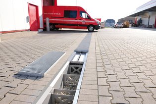 De firma Richard Brink presenteert zijn assortiment retentiegoten als optie om in tijden van klimaatveranderingen en extreme weersomstandigheden modern regenwaterbeheer mogelijk te maken.   Foto: Richard Brink GmbH & Co. KG