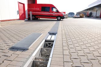 Die Firma Richard Brink präsentiert ihr Sortiment der Retentionsrinnen als Option für ein modernes Starkregen-Management in Zeiten von Klimawandel und Extremwettereignissen.   Foto: Richard Brink GmbH & Co. KG