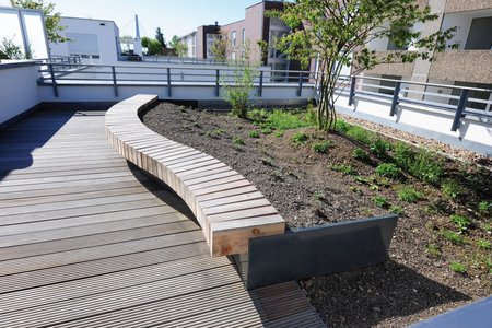 The radial raised beds make for a special eye-catcher on the roof terraces. The custom-made products fit into their surroundings perfectly.