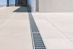  Dank des modularen Aufbaus lässt sich die Drainagerinne problemlos ohne zusätzliche Verbinder verlängern