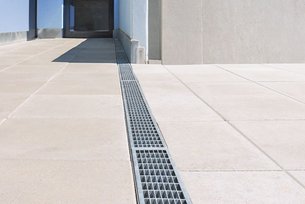 [Translate to Englisch:]  Dank des modularen Aufbaus lässt sich die Drainagerinne problemlos ohne zusätzliche Verbinder verlängern