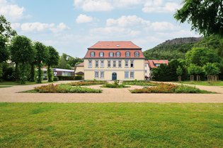 In het kader van de renovatie van stadspark Oker in Goslar werd het gebied vóór het Cramer-von-Clausbruch-huis in het oosten van het park als historisch ogende tuinparterre nieuw leven ingeblazen.  Foto: Richard Brink GmbH & Co. KG