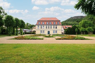 Dans le jardin public d’Oker dans la ville allemande de Goslar, le carré situé devant le manoir Cramer-von-Clausbruch a été redynamisé en aménageant des parterres au charme d’antan.  Photo : Richard Brink GmbH & Co. KG