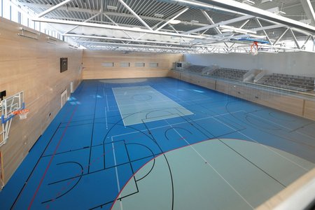 The three-court sports hall is designed with various kinds of sports in mind. It offers space for 315 spectators in its stands. 