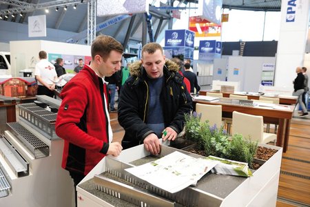 Die Mitarbeiter standen während der Messetage den Besuchern mit Rat und Tat zur Seite. Im persönlichen Gespräch konnten die Produkte dem Fachpublikum ausführlich nähergebracht werden.