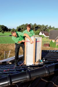 The mounts are secured using a tensioned belt. The tensioned belt can be removed once three of the four cladding sides are mounted as the cladding can now no longer fall from the chimney. 