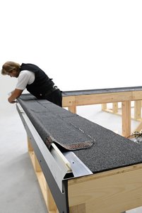 Nexum Schritt 2: Eine zweite Schicht der Dachhaut wird in das Basisprofil eingeschoben.  Foto: Richard Brink GmbH & Co. KG