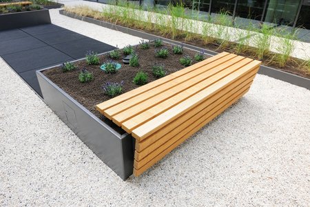 L’aménagement prévoyait, par ailleurs, une structure porteuse pour l’intégration de bancs sur quatre jardinières.