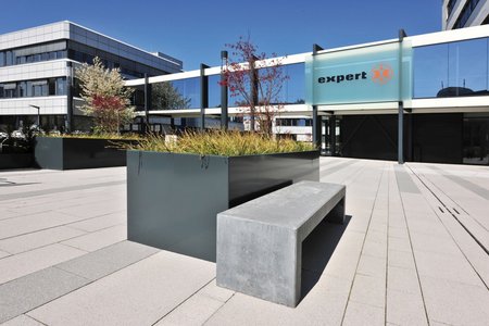 Benches in the newly designed entrance area invite passers-by to stop and relax.