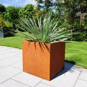 Pflanzkasten Basio Cortenstahl bepflanzt im Garten