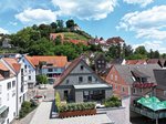 An der Längsseite wird der begrünte Rundum-Sichtschutz durch Pflanzkästen aus Cortenstahl ausgebildet. Im alten Fachwerkhaus trifft Historie nun gekonnt auf Moderne.  Foto: Richard Brink GmbH & Co. KG