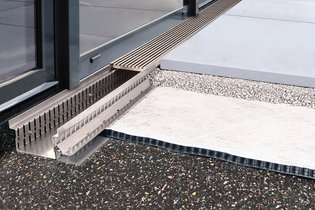 L’adaptateur pour tapis drainant de la société Richard Brink est le complément idéal pour le caniveau de drainage « Hydra ». Et il simplifie encore la pose des tapis.  Photo : Richard Brink GmbH & Co. KG