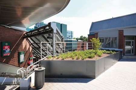 [Translate to Englisch:] Der neue Zentrale Omnibusbahnhof in Gelsenkirchen bietet Fahrgästen und Passanten eine barrierefreie, übersichtliche und komfortable Anlage.