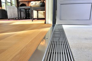 Entwässerungsrinne im Eingangsbereich bzw. Laibungsbereich mit eleganter Längsstabroste aus Edelstahl