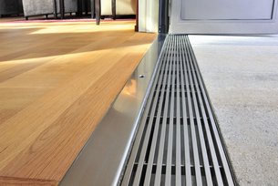 Entwässerungsrinne im Eingangsbereich bzw. Laibungsbereich mit eleganter Längsstabroste aus Edelstahl