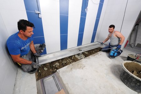 Les sanitaires ont été rénovés et équipés de caniveaux pour l’industrie et les cuisines professionnelles de la société Richard Brink. Sur cette photo, les produits en acier inoxydable fabriqués sur mesure sont installés dans les évidements réservés à cet effet, le support étant constitué de ciment et de colle souple.