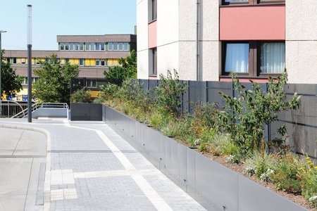 Au total, le fabricant allemand spécialisé en articles métalliques a fourni 210 mètres linéaires de jardinières hautes sur mesure et traitées par revêtement poudre. Elles ont permis un montage irréprochable.