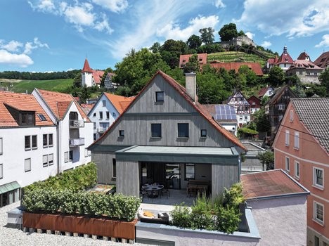 In Beilstein im Nordosten Baden-Württembergs wurde die rückseitige Fassade des ehemaligen Amts- und Pfarrhauses am Fuße der Burg rundum erneuert und im selben Zuge eine begrünte Dachterrasse errichtet.  Foto: Richard Brink GmbH & Co. KG