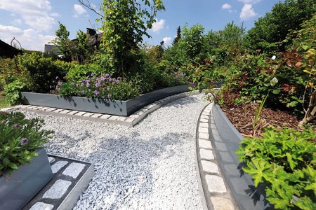 The bottoms of the raised beds are framed with over 84m of edging solutions made from stainless steel and filled with light grey granite stones.