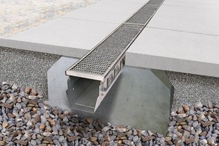 De zwaar belastbare afwateringsgoot ‘Ferro Magna’ van de firma Richard Brink valt op door zijn lichte gewicht, maximale schokbestendigheid en stabiliteit - zowel vóór, tijdens als na de montage.   Foto: Richard Brink GmbH & Co. KG