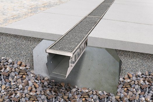 Die Schwerlast-Entwässerungsrinne „Ferro Magna“ der Firma Richard Brink punktet durch ihr Leichtgewicht bei maximaler Schlagfestigkeit und Stabilität – und das vor, während und nach der Montage.   Foto: Richard Brink GmbH & Co. KG