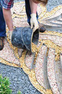 As a final step, the technicians pour various types of gravel onto the cured concrete.