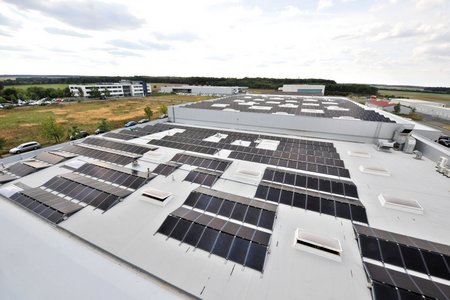 CIS modules with a total output of approx. 330,000 kWh per year are a resource-efficient source of energy for the production halls of HEGGEMANN AG.