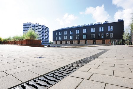 Coiffés de grilles en fonte assortis « Zippa », des caniveaux en béton « Fortis » de la société Richard Brink assurent une évacuation fiable des eaux, notamment dans les espaces portuaires ouverts.  Photo : Richard Brink GmbH & Co. KG