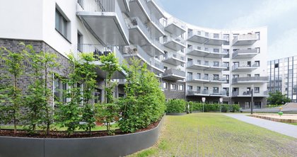 What used to be the Thyssen Trade Center in Düsseldorf is now home to the “Living Circle”, an apartment complex characterised by its curved contours.