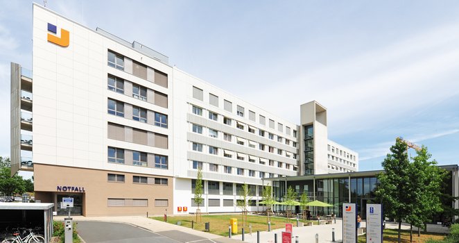 Der siebengeschossige Neubau, als Erweiterung des Josephs-Hospitals in Warendorf, beherbergt neben der Notaufnahme u. a. eine Intensivstation und moderne Patientenzimmer.
