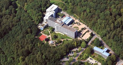 Rosenberg Hospital has over 195 beds and is run by German insurer Deutsche Rentenversicherung Westfalen (DRV). The hospital is located in Bad Driburg, near Paderborn. 
