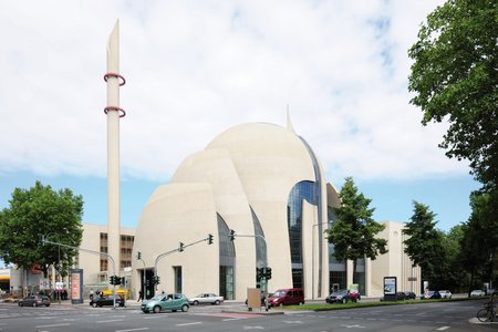 The curved lines of the prayer hall, which can accommodate 1,200 worshippers, give the building facing Innere Kanalstrasse a harmonious appearance.