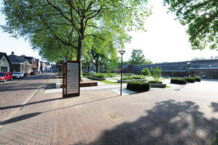The remodelled Melangeursplein square in the Dutch city of Zevenaar combines historical industrial architecture with open, green recreational spaces.  Photo: Richard Brink GmbH & Co. KG